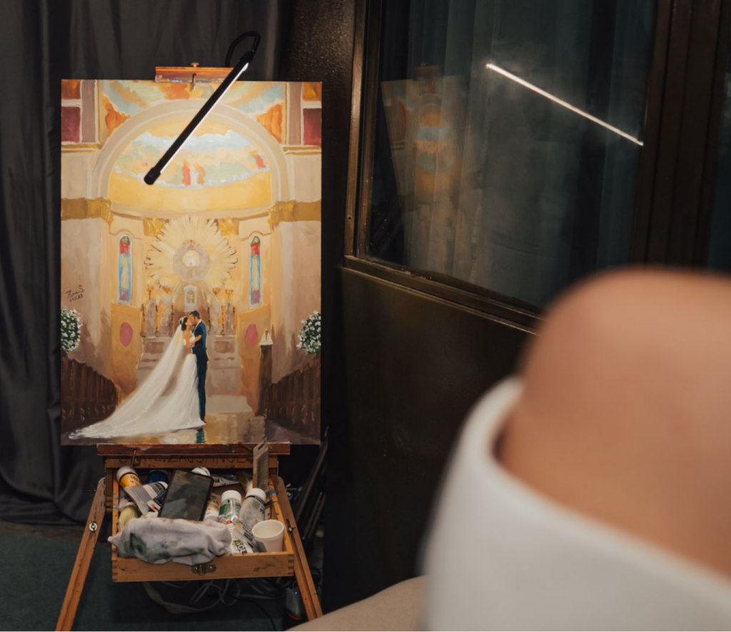 Noiva observa o quadro feito pelo artista Zau Spínola especialmente para o seu casamento