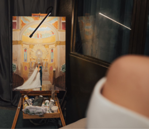 Noiva observa o quadro feito pelo artista Zau Spínola especialmente para o seu casamento